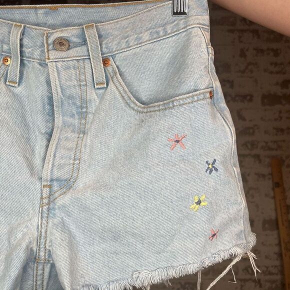 Levi’s | women denim shorts with embroidered flowers - Picture 9 of 11
